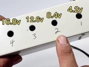 七个电池充电器的电压是多少？