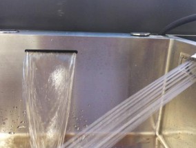 解决洗碗机水槽上方漏水问题的方法（修复洗碗机水槽上方漏水）