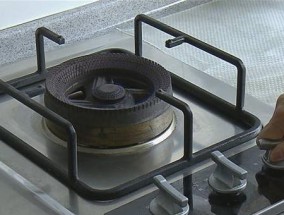 燃气灶漏气的原因和解决方法（燃气灶漏气）