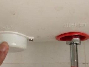 解决热水器底下出水珠的方法（快速解决热水器漏水问题的有效措施）
