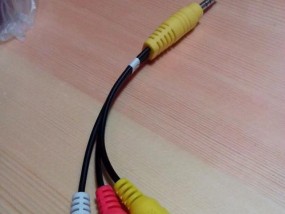 如何连接电视机顶盒和电源线？