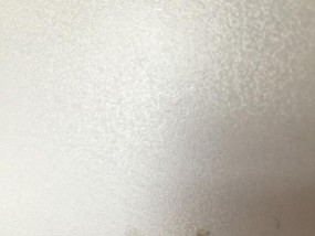 笔记本电脑上的白色帖纸如何去除？
