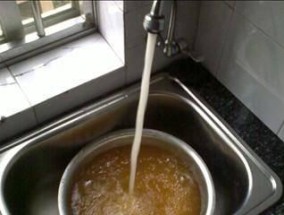 解决净水器龙头上的水垢问题（清洁技巧和预防方法）