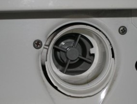 如何修理漏水的洗衣机泵盖（轻松解决洗衣机泵盖漏水问题）