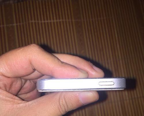 解决显示器上方发白问题的有效方法（如何消除显示器上方发白的干扰影响用户体验）  第1张