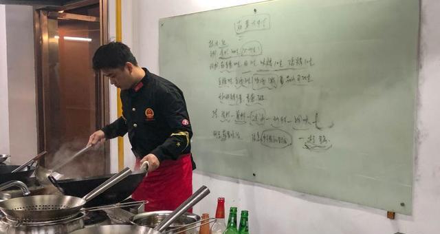 如何清洗小龙虾（以抽油烟机为工具的清洗方法）  第1张