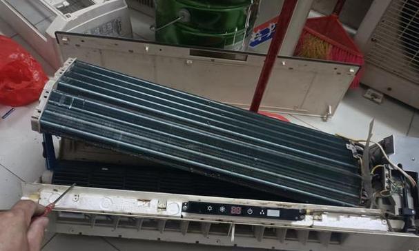 空调排水管道漏水问题的解决方法（应对空调排水管道漏水的实用技巧）  第3张