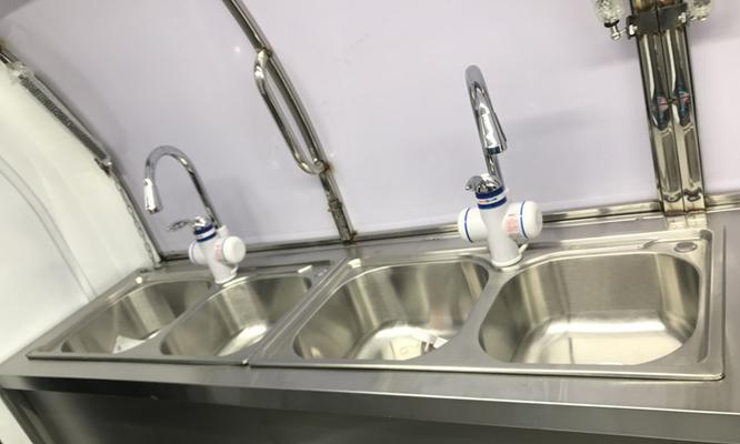 玻璃面油烟机的清洗技巧（打造清新厨房环境）  第3张
